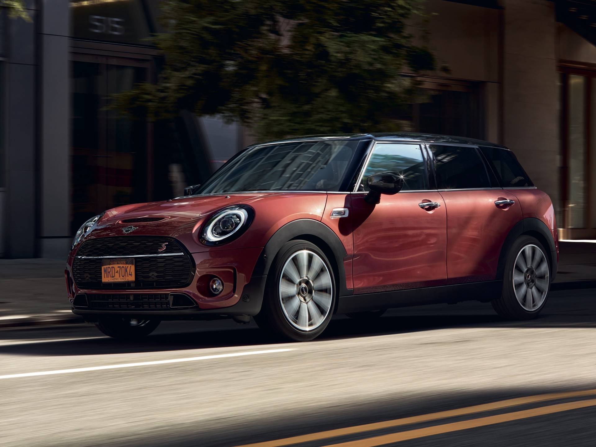 MINI Clubman – rojo y negro – vista lateral MINI Clubman – rojo y negro – vista lateral